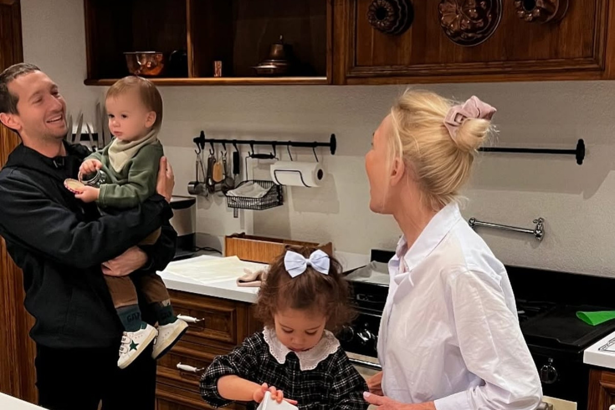 Bettina Hakko torunlarıyla yılbaşı tatlıları yapmak için mutfağa girdi