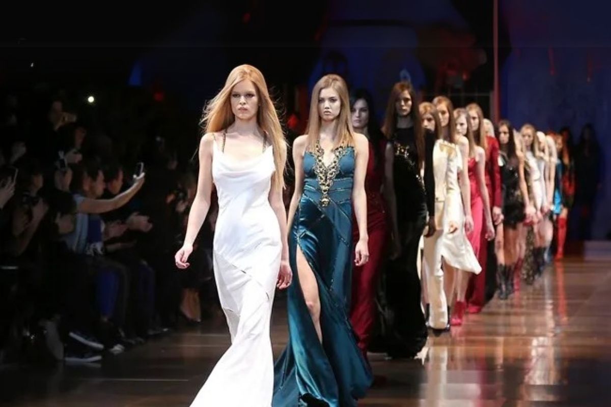 Capri, lüks markaları Versace ve Jimmy Choo’yu satışa çıkarıyor