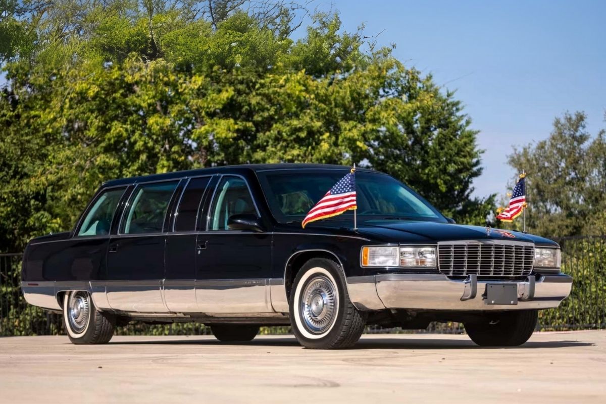 ABD eski Başkanı Bill Clinton için tasarlanan 1996 model zırhlı Cadillac satışa çıkarıldı