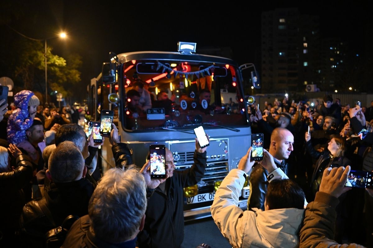 Ferdi Tayfur'un hayranları, ölüm haberiyle birlikte hastaneye akın etti