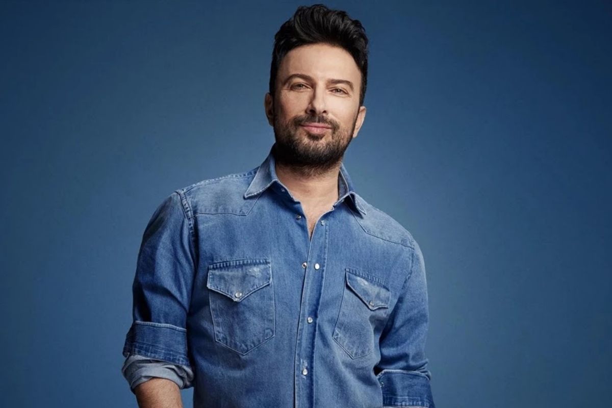 Tarkan, hayatını kaybeden Ferdi Tayfur'un Emmioğlu şarkısını seslendirdi