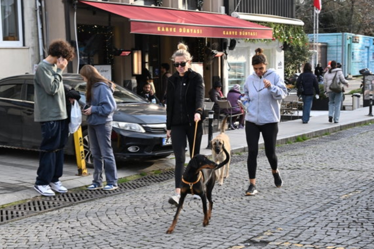 Esra Tümen, yakın dostu İpek Varol ile Bebek'te görüntülendi