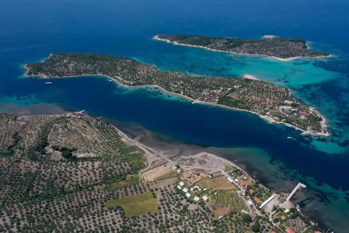 TMSF, İzmir'in Dikili ilçesindeki Garip Adası'nı icradan açık artırmayla satışa çıkarttı, ada Türkiye'nin Maldivler'i olarak biliniyor