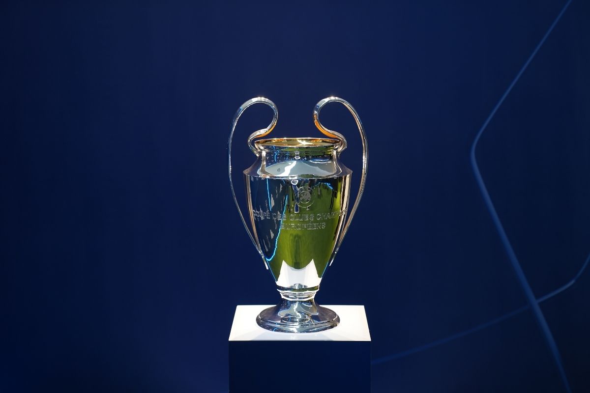 UEFA Şampiyonlar Ligi kupası Kolombiya'da sergilendi, futbolseverlerin yoğun ilgisini çekti
