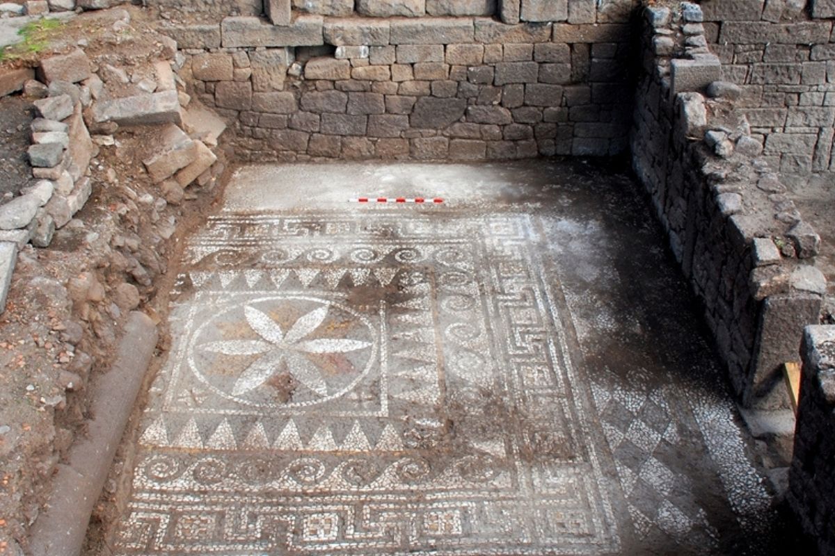 Ayvacık bölgesindeki Assos'ta 2200 yıllık mozaik ve 1800 yıllık anıt mezar bulundu