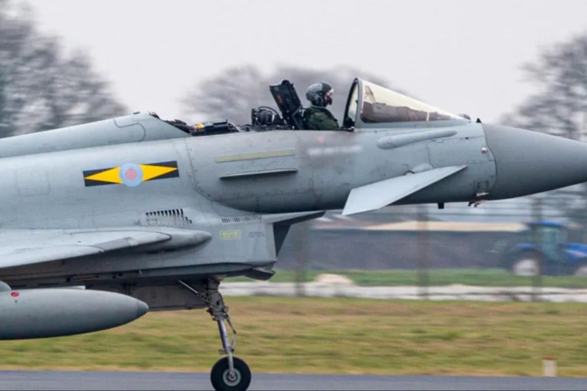 İngiliz savaş uçağı Eurofighter Typhoon'un uçuş sırasında kanopisi düştü, pilot uçağı başarıyla yere indirdi