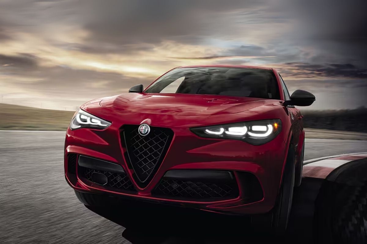 Alfa Romeo planını değiştirdi, benzinli motorlar devam edecek