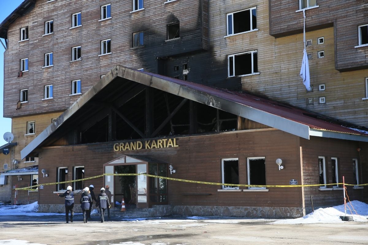 Grand Kartal Otel’in müdürü Aras’ın ifadesine ulaşıldı: Damat olduğum için oradayım, yangın sırasında ikaz butonlarına basamadım