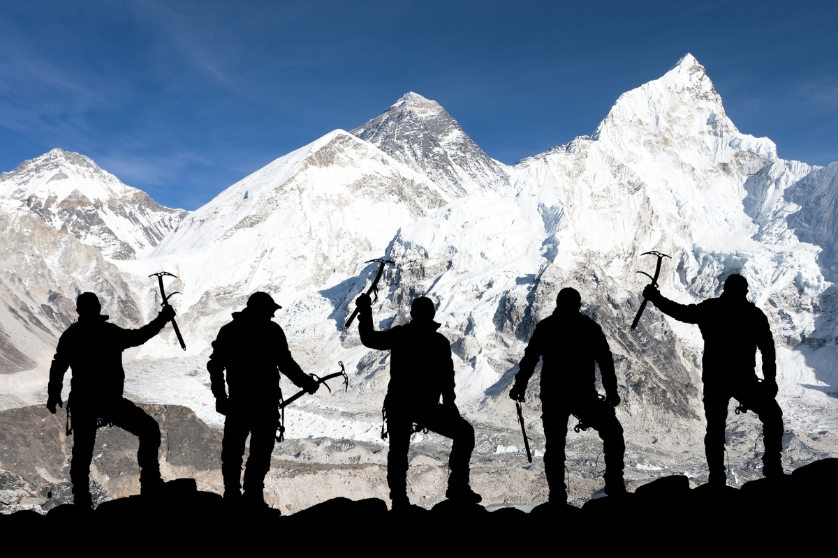 Everest'e tek başına tırmanmak artık yasak