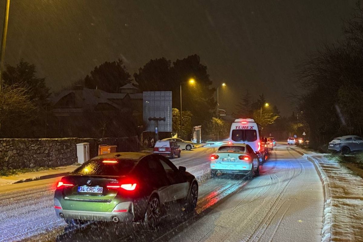 İstanbul'da yüksek kesimlerdeki bazı bölgelerde kar yağışı etkili oluyor