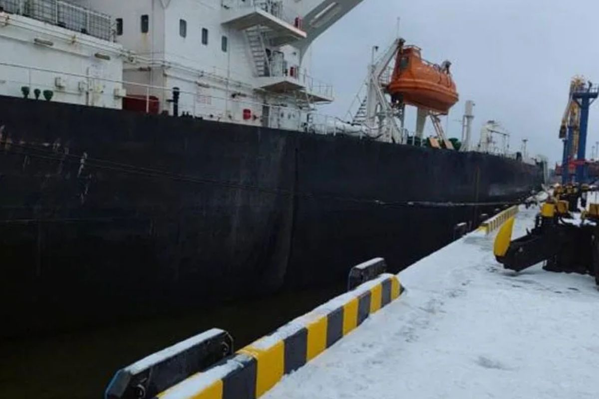 Rusya’nın Finlandiya Körfezi’ndeki Ust-Luga Limanı’nda makine dairesindeki patlama sonucu karaya oturan petrol tankerini Rus gölge filosuna mı ait