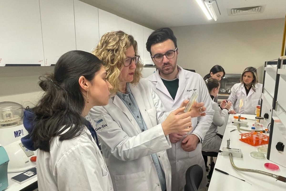 İstanbul Üniversitesi'ndeki bilim insanları uçak yakıtında yeni bir bakteri cinsi keşfetti, çevre kirliliğini önleme alanında kullanılabilecek