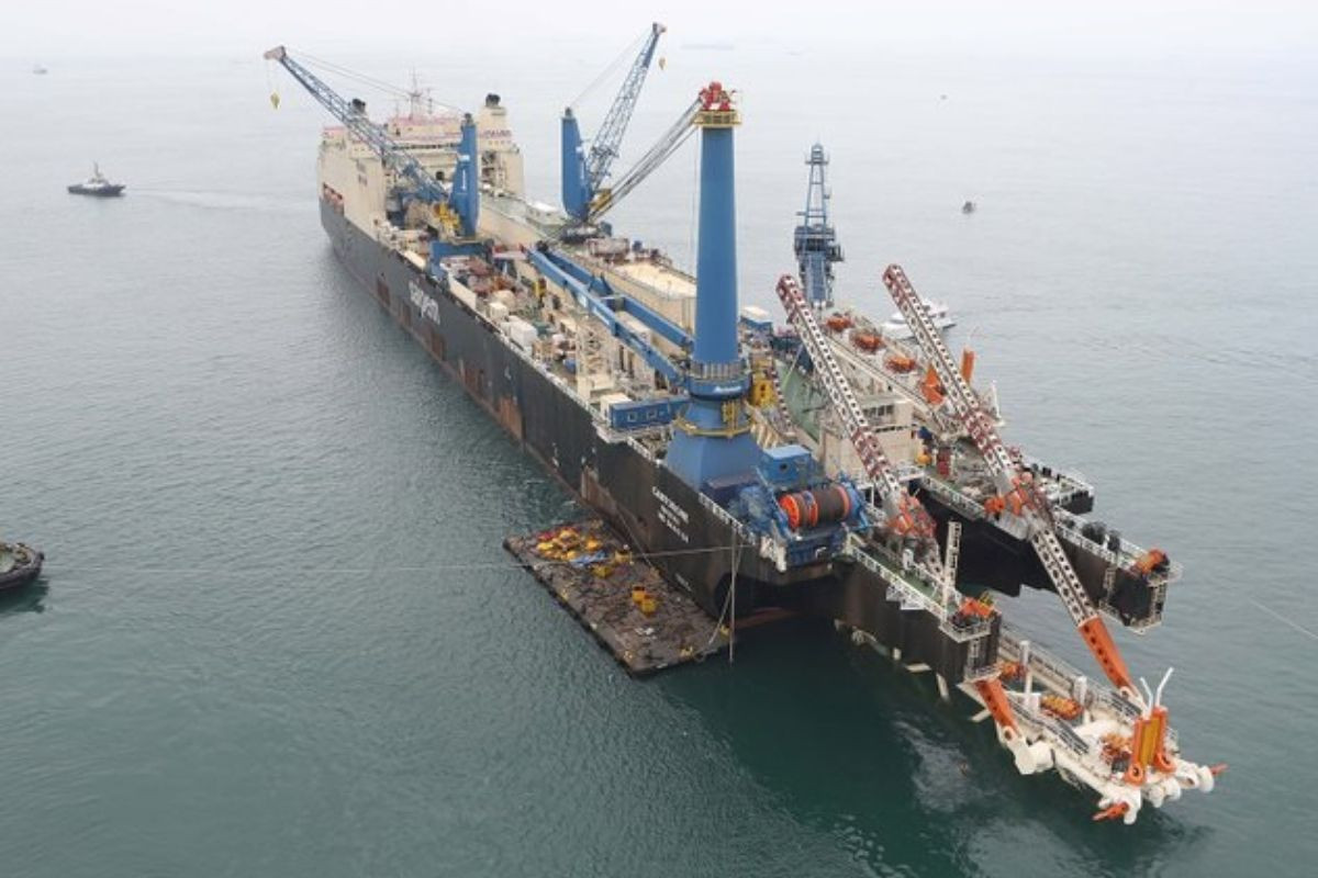 Boğaz trafiği çift yönlü kapatılmıştı: 'Castorone' isimli boru döşeme gemisi İstanbul Boğazı'ndan geçti