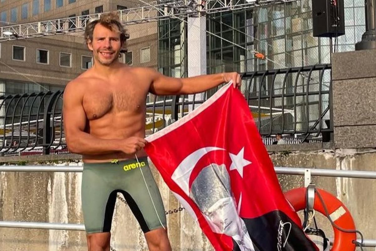 Emre Erdoğan, Cook Boğazı'nı en hızlı geçen Türk yüzücü oldu