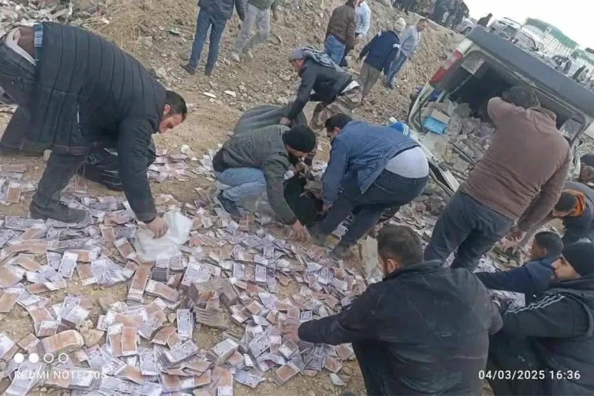 Rusya’dan Suriye’ye getirilen paraları Merkez Bankası’na taşıyan araç lastiği patlayınca takla attı, paralar yola saçıldı