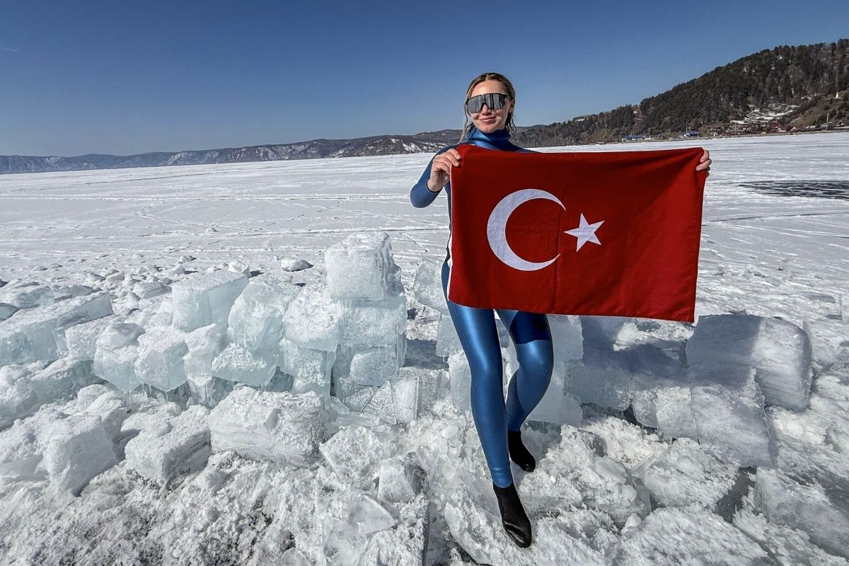 Şahika Ercümen'den tek nefeste 50 metrelik buz altı dalışı
