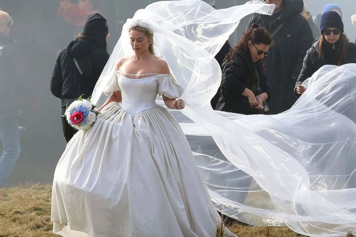 Barbie Margot Robbie yeni filmi Uğultulu Tepeler setinde görüntülendi