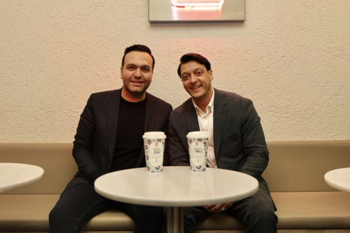 AK Parti MKYK'sına seçilen Mesut Özil önce trafikte iftariye dağıttı, sonra EspressoLab'de kahve içti