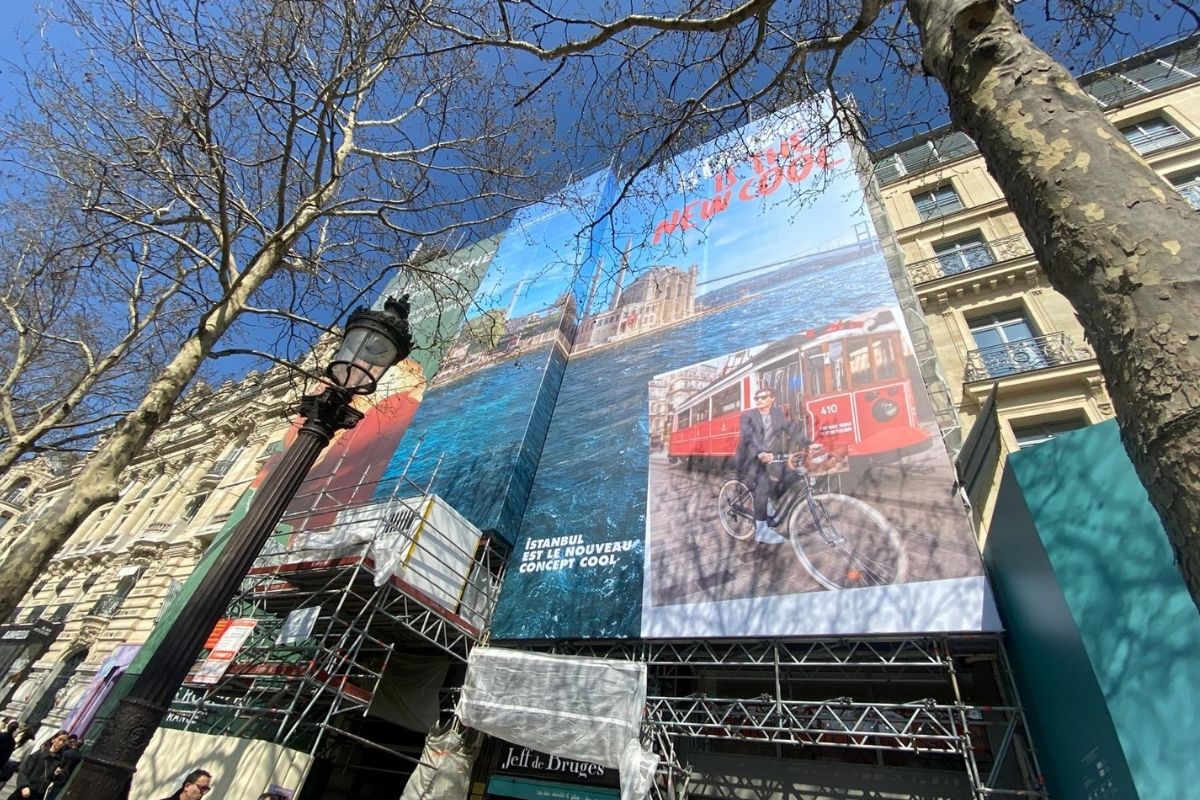 Champs-Élysées’de bir ilk: Türk kültürünü taşıyan dev İstanbul görseli Paris’i büyülüyor