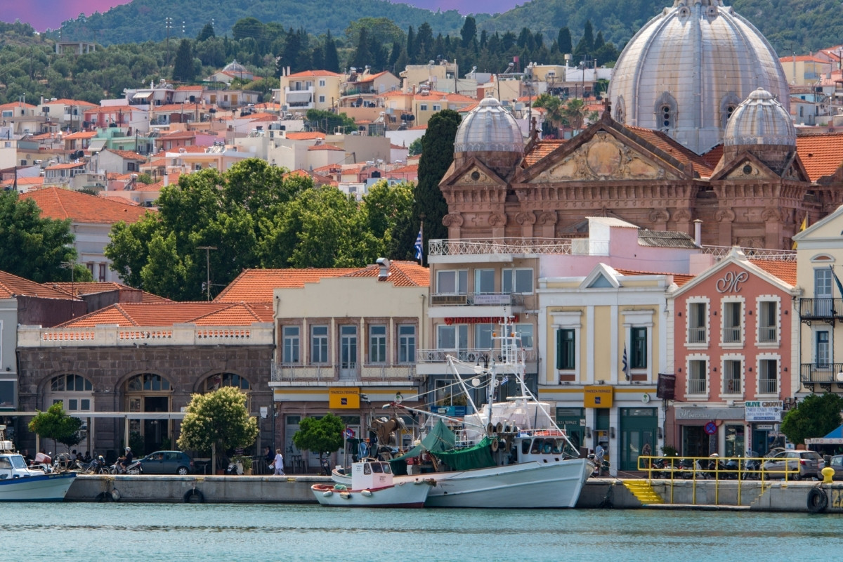 Santorina Adası'nda peş peşe meydana gelen depremler nedeniyle yabancılar vazgeçerken, Türkler akın etti