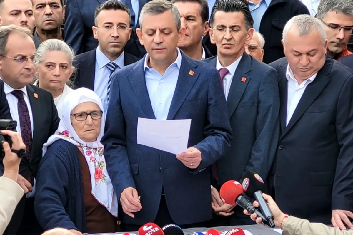 Ramazan Bayramı'na Ekrem İmamoğlu'nun Trabzon'daki köyünde giren CHP lideri Özgür Özel imza kampanyası başlattı