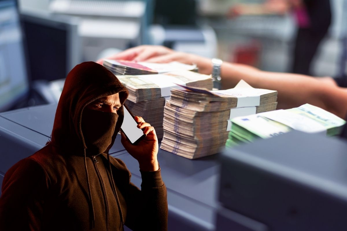 İstanbul'da emekli bir vatandaşı arayıp 'Bankacıyım' diyerek 6 milyon dolandırdılar