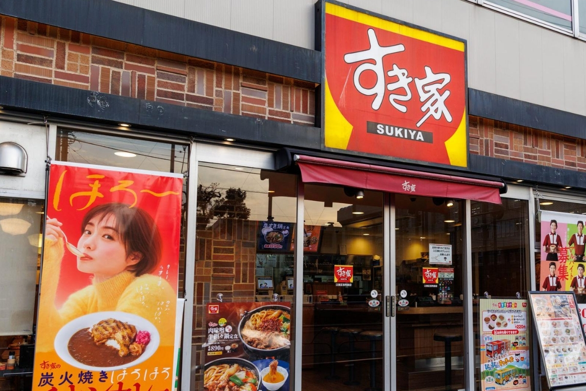 Japonya'da bulunan restoran zinciri Sukiya'daki miso çorbasından çıkan fare ve böcek iki bine yakın şubeyi kapattırdı