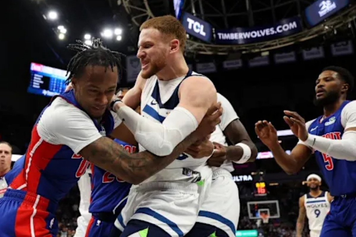 Amerikan Basketbol Ligi'nde çıkan kavgada 5 oyuncu ve 2 antrenör ihraç edildi