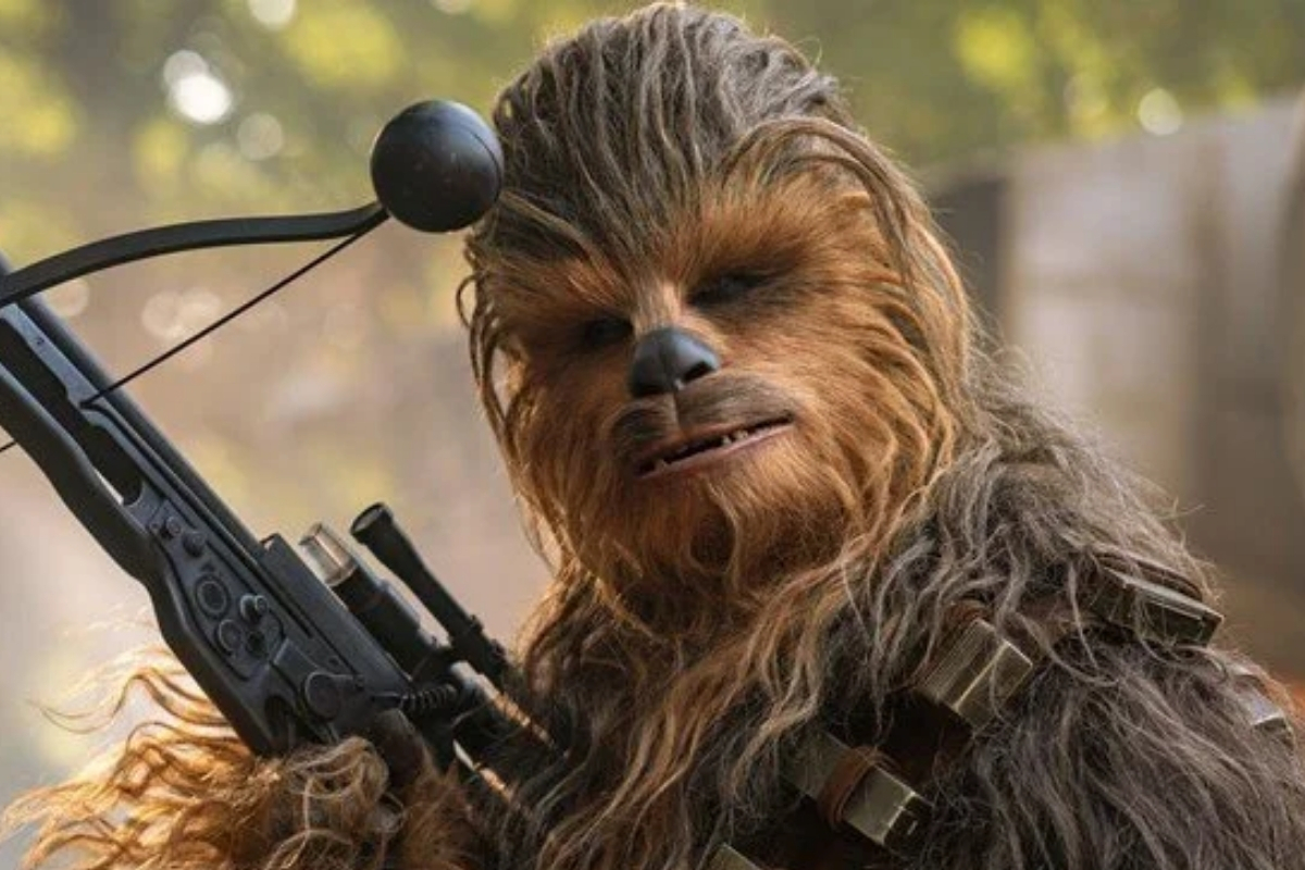 Star Wars üçlemesinde kullanılan Chewbacca karakterinin ikonik yaylı silahı, açık artırmada satıldı
