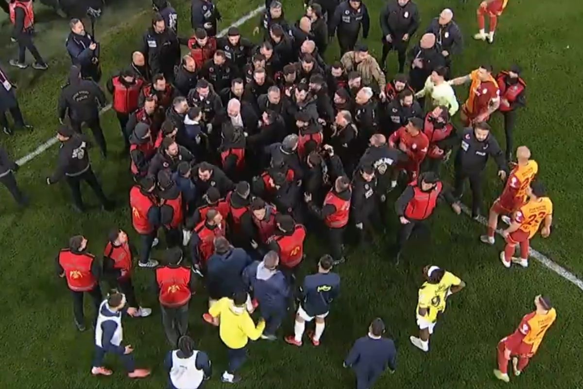 Fenerbahçe-Galatasaray derbisinde saha karıştı: Polisler sahaya girdi