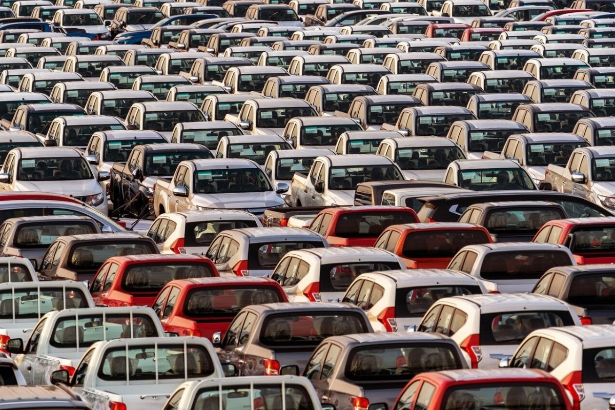 Otomobil ve hafif ticari araç pazarı 2025'e daralmayla başladı, elektrikli araçlar ise yükselişte