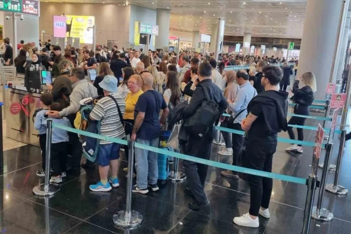 İstanbul Havalimanı'nda, Ramazan Bayramı tatilinin ardından dönüş yapan yolcular nedeniyle yoğunluk yaşanıyor