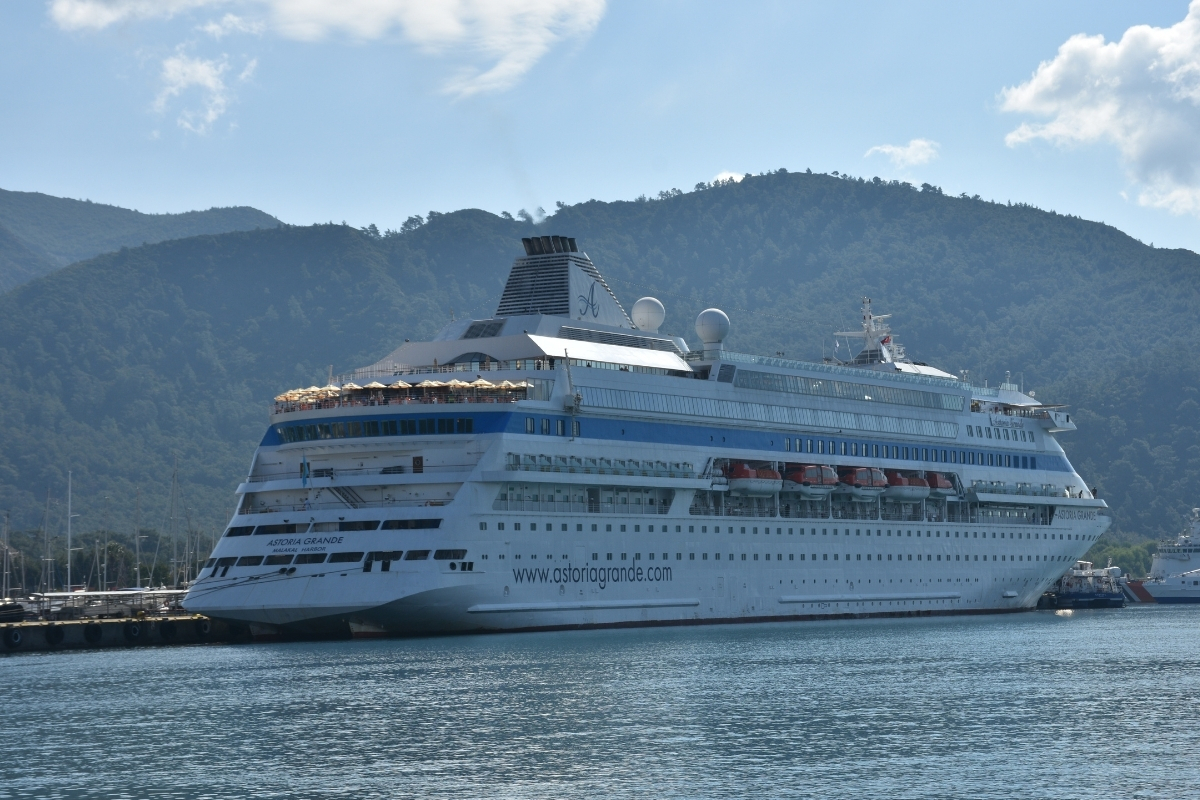 Muğla'nın Marmaris ilçesine sezonun ilk kruvaziyeri 'Astoria Grande' ile 756 yolcu geldi