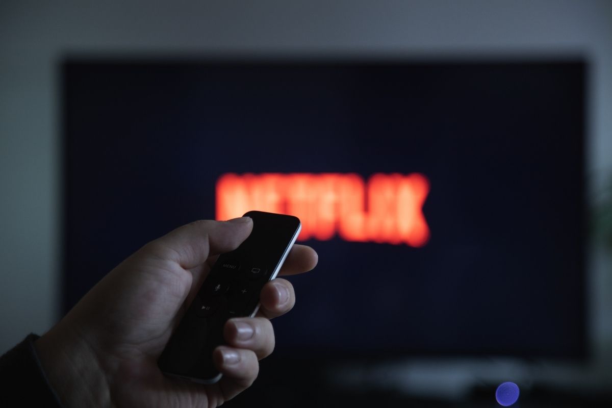 Netflix, küresel izleyicileri çekmek için TV'deki dil seçeneklerini genişletiyor