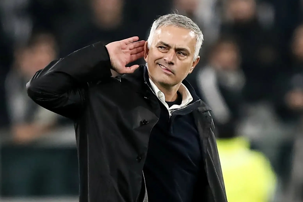 Galatasaray mağlubiyetinin ardından takımıyla özel görüşmeler yapan Mourinho: Duygularımıza yenildik, ama sonunda gülen taraf biz olacağız