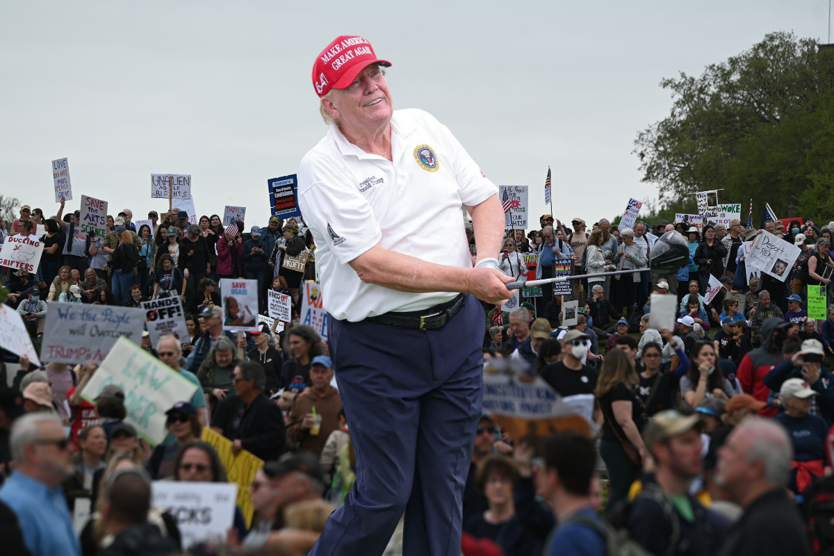 Avrupa ve ABD’de Trump’ın politikalarına karşı olanlar protesto gösterileri için sokaklara döküldü