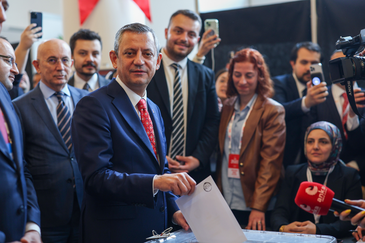 Olağanüstü Kurultay'da Özgür Özel 1171 oyla yeniden CHP Genel Başkanı seçildi