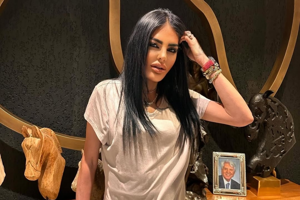 Süreyya Yalçın, vefat eden babası Faruk Yalçın'ın fotoğrafı başında poz verdi