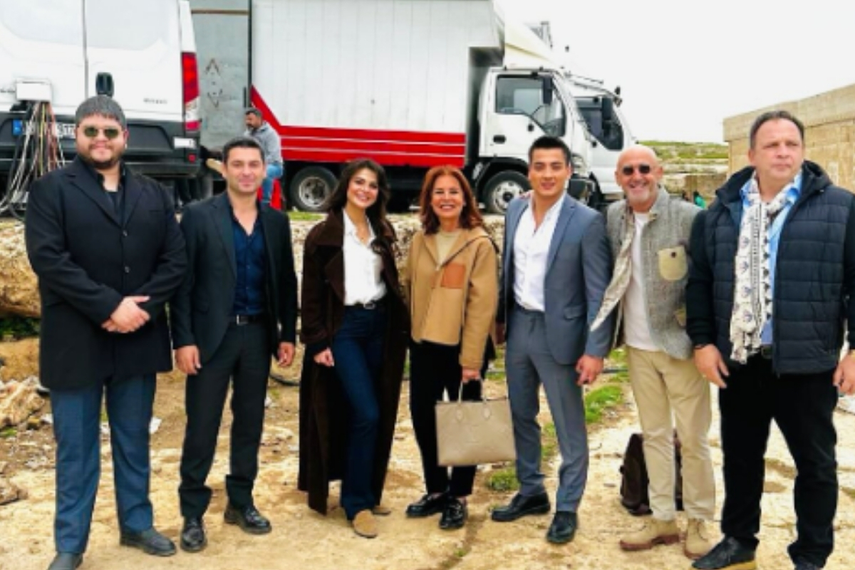 Uzak Şehir dizisinin setini bu kez de Gülşah Alkoçlar ve Ender Alkoçlar ziyaret etti
