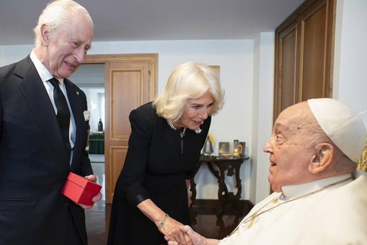 Kral Charles ve Kraliçe Camilla Vatikan'da Papa Francis'i ziyaret etti