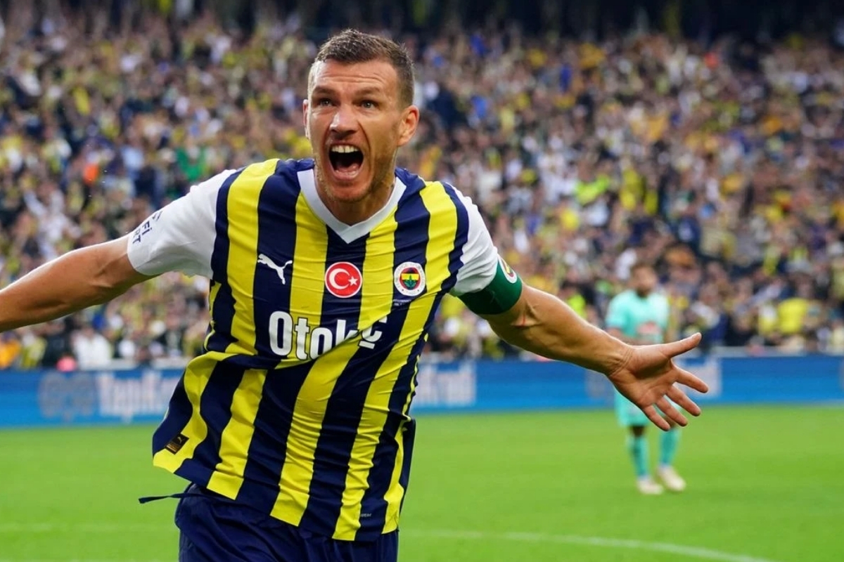 Fenerbahçe'nin deneyimli forveti Edin Dzeko'ya İtalya'nın odağında