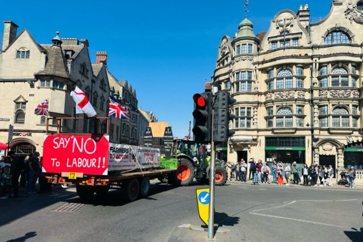 İngiltere'nin Oxford kentinde çiftçiler hükümeti protesto etmek için traktörlerle trafiği kilitlediler