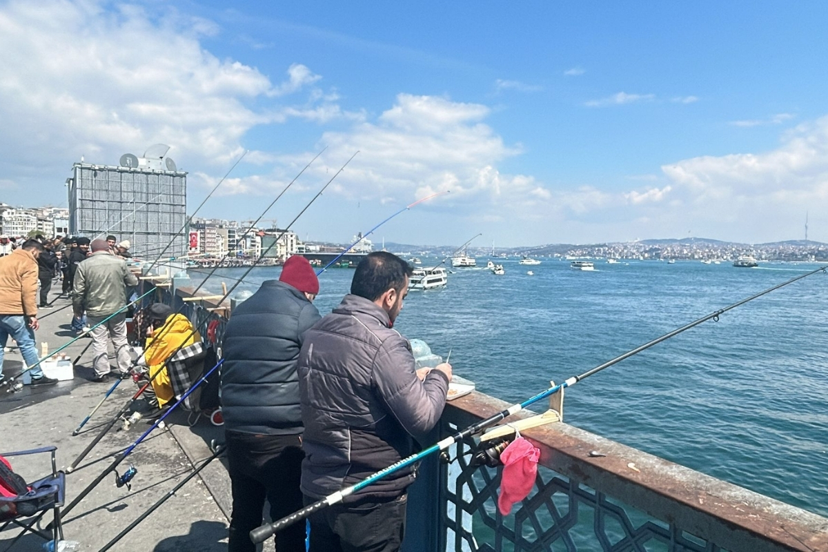 İstanbul’da bahar havası bereketiyle birlikte geldi: Hem sokaklar doldu hem de balıkçıların kovaları
