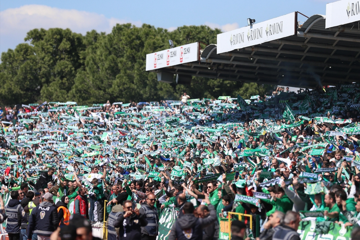TFF 3. Lig'de mücadele eden Bursaspor bitime 2 hafta kala şampiyonluğunu ilan etti