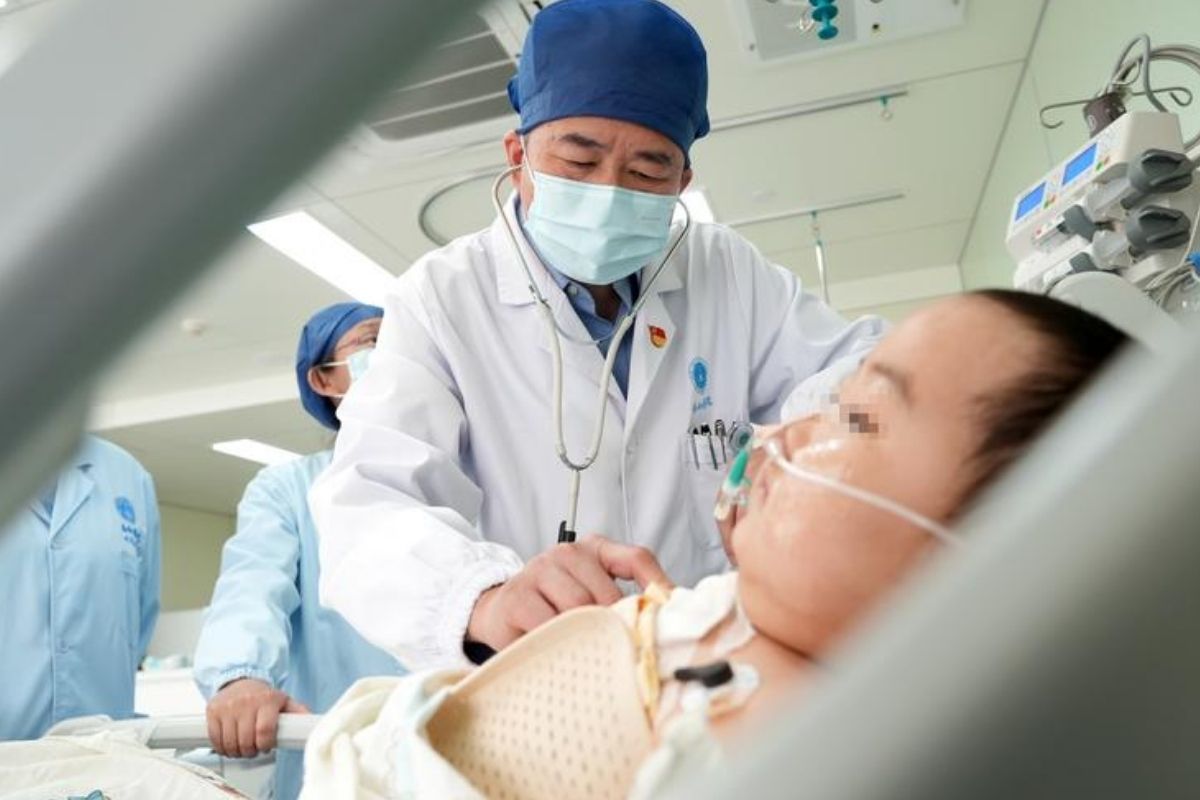 Dünyanın en küçük yapay kalbi 7 yaşındaki çocuğa nakledildi