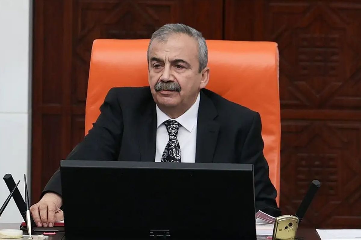 Sırrı Süreyya Önder hastaneye kaldırıldı