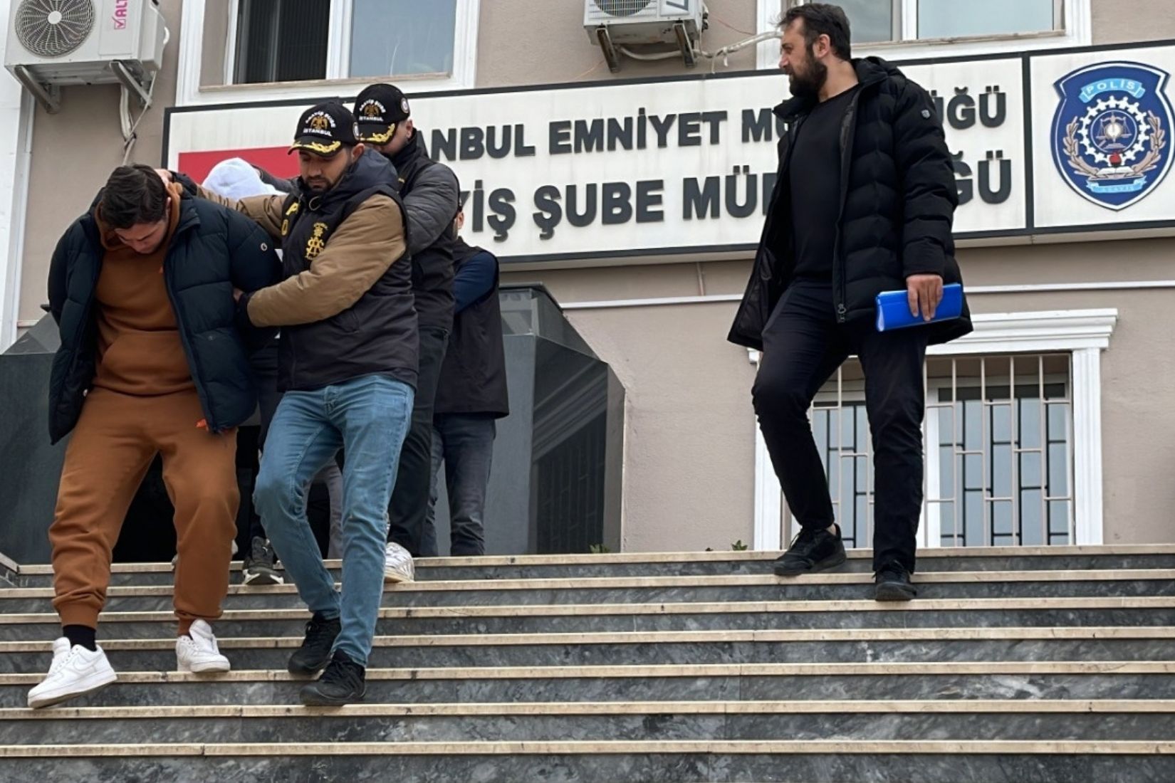 Kendilerini yatırım danışmanı olarak tanıtıp 1 milyon dolarlık vurgun yaptılar: 5 kişi tutuklandı