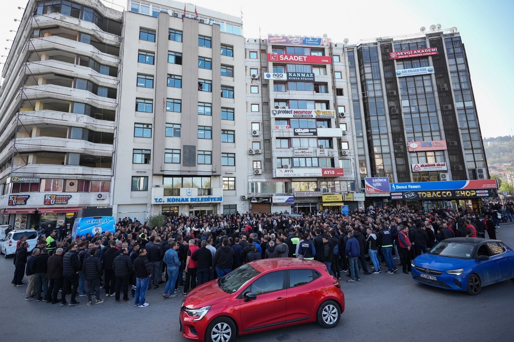 İzmir'de belediye işçileri geç yatan maaşlar nedeniyle iş yavaşlattı