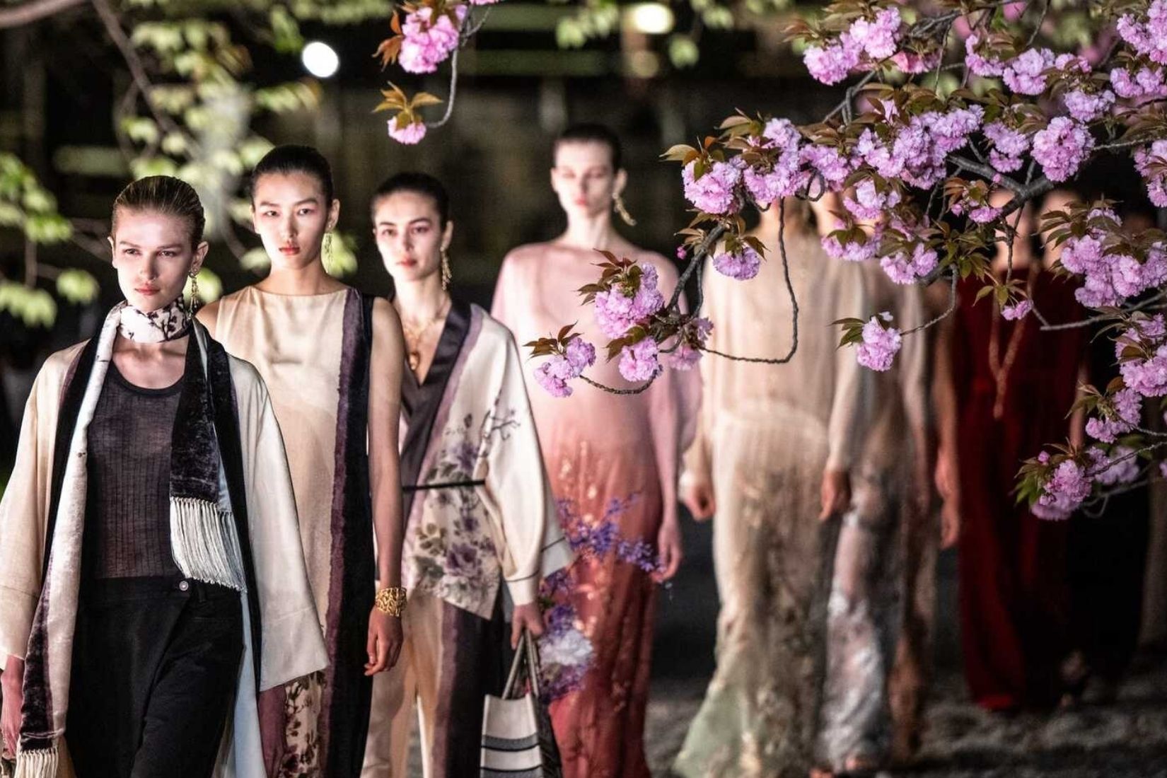 Dior kreatif direktörü Maria Grazia Chiuri, Japonya'da moda koleksiyonunu sergiledi