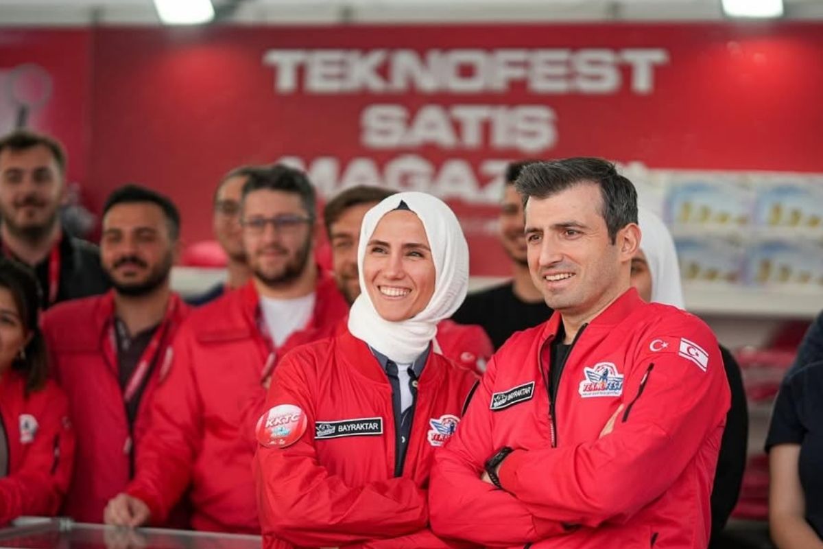Selçuk Bayraktar'dan eşi Sümeyye Erdoğan'la TEKNOFEST pozu